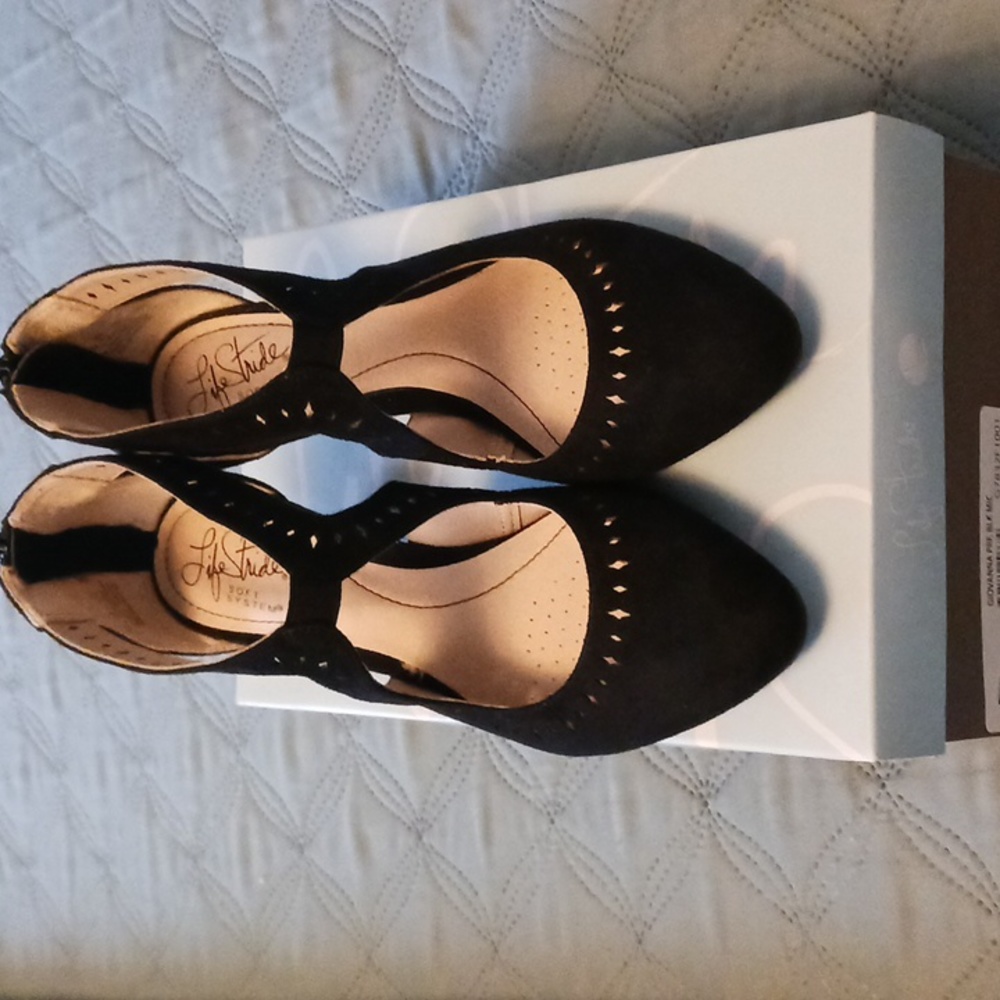 NEW Life Stride women's shoes,  size 6 1/2 wide in  black. HEEL HEIGHT 3".